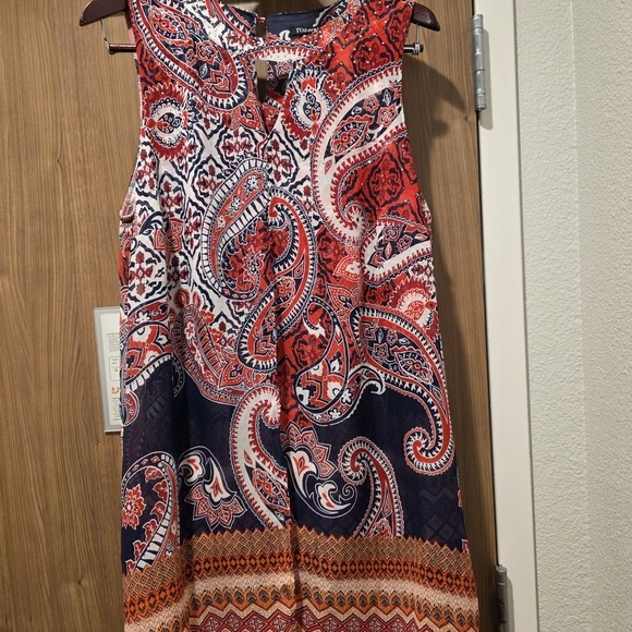 Roz & Ali Dresses & Skirts - Roz & Ali Red and Navy Paisley Midi Dress